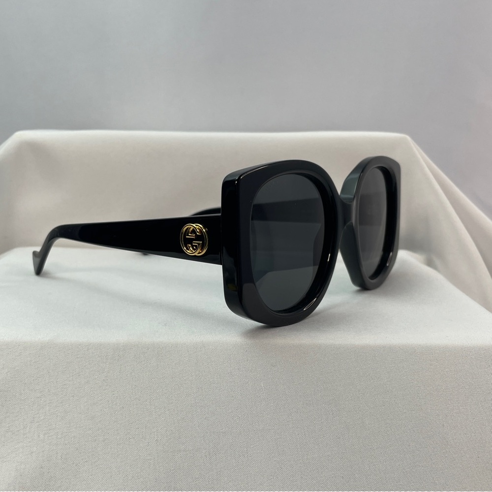 Gucci Women's Black Oversized Sunglasses - Picture 4 of 15